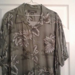 Short sleeve leisure shirt.